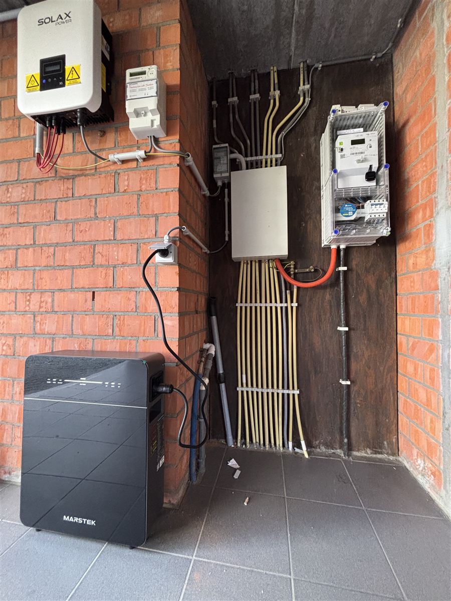 Omvormer en thuisbatterij met nieuwe bekabeling